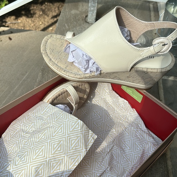 Donald pliner new in box women size 7.5 off white wedge shoe - Picture 2 of 4